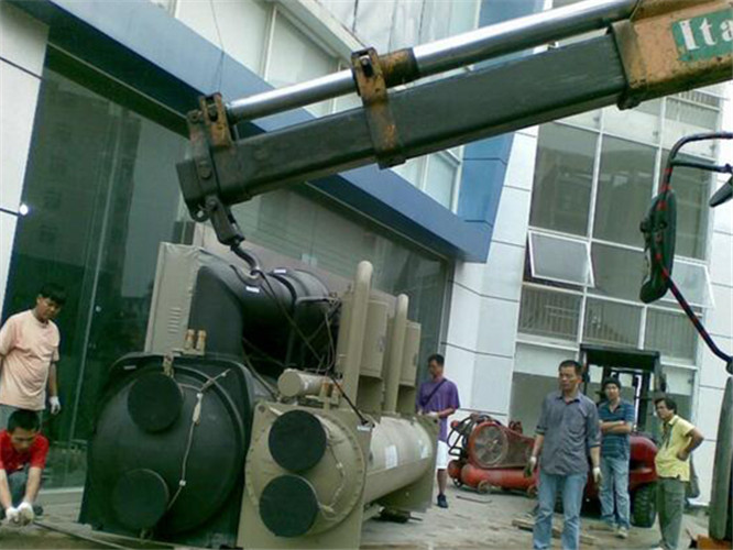 新田县随车吊和汽车吊的核心区别是什么？哪种更省钱？